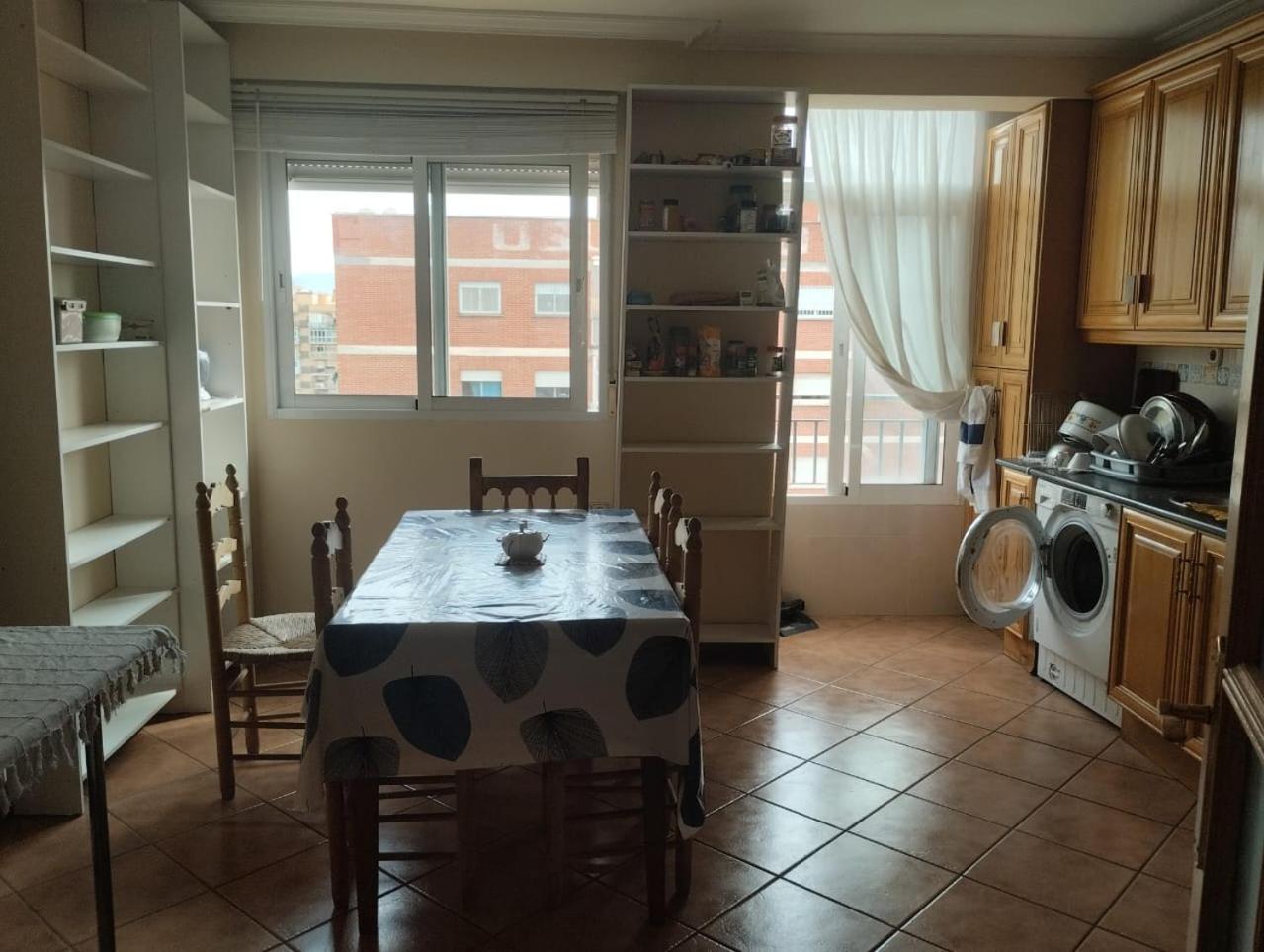 Spacious With Private Key And Wifi Privatunterkunft